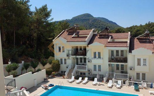 **Great Location** 3 Bedroom Duplex Apartment